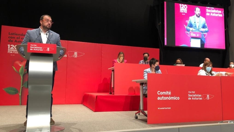 El presidente del Principado y secretario general de la FSA-PSOE, Adrián Barbón