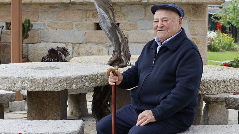 Los 101 años de Amador López: cero pastillas, tres gallinas, un pavo real y empanada de vieira