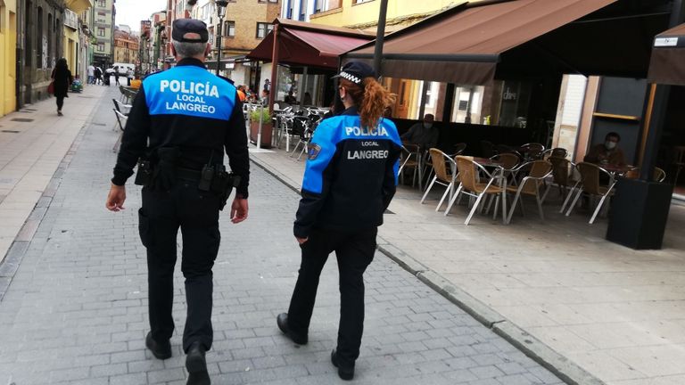 Dos policías locales patrullan entre las terrazas de la calle Celestino Cabeza, en la zona peatonal del centro del distrito de La Felguera