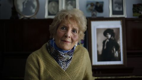 Luz Pozo, xunto a un retrato da súa nai, na súa casa da Coruña en abril do 2017