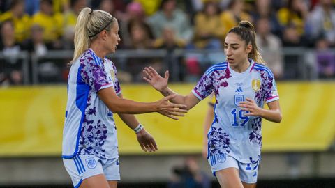 Las jugadoras de la seleccin espaola Olga Carmona y Alexia Putellas celebran el primer gol de Espaa