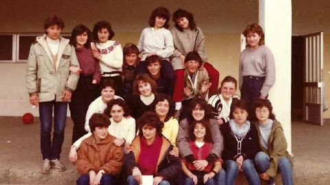 Un grupo de alumnos del insituto A Pinguela en su primera ao lectivo, el de 1983-1984