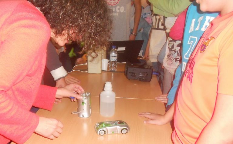 El IES Antón Losada acoge una muestra fotográfica con fondos de los alumnos.