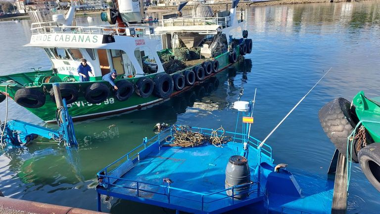 El barco bateeiro hundido en Moaña, trasladado al varadero a la espera de poder recuperarlo