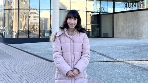 Alicia Arruti, menor trans frente al Registro Civil de Pontevedra, adonde acudió a primera hora de este jueves para solicitar el cambio de sexo.