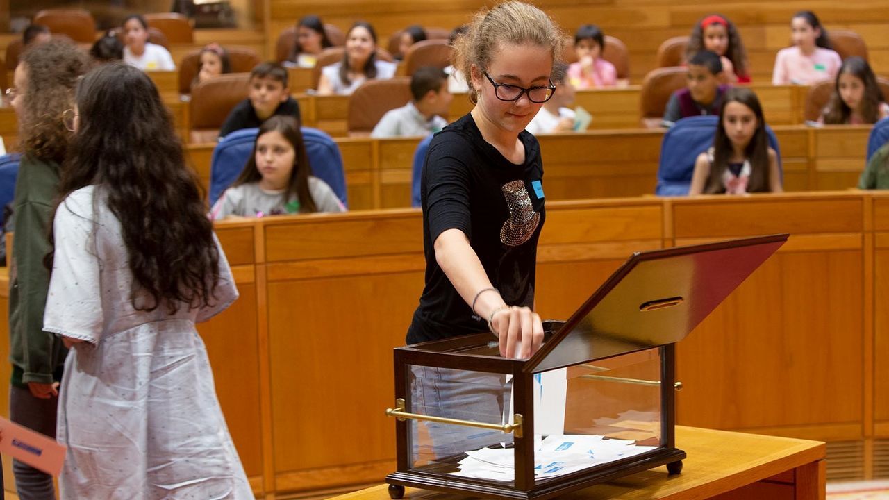 �LBUM: As� celebr� el Paradela su ascenso.Un momento de la votaci�n de las elecciones municipales el pasado d�a 26 en una de las mesas de Sarria