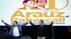 El candidato corresta Andrs Arnaz (izquierda) celebra, junto a su compaero de partido Carlos Rabascall, la victoria en las elecciones de Ecuador