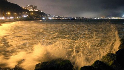 Pero tambin se sum a la alerta de tsunami. En la imagen,  una de las playas de la Costa Verde en Lima.