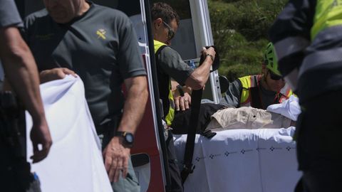 Accidentados son atendidos por los servicios sanitarios tras el accidente de un autobs con 48 pasajeros en la subida a los Lagos de Covadonga