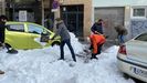 Casado retira nieve de las puertas de varios centros de salud de Madrid
