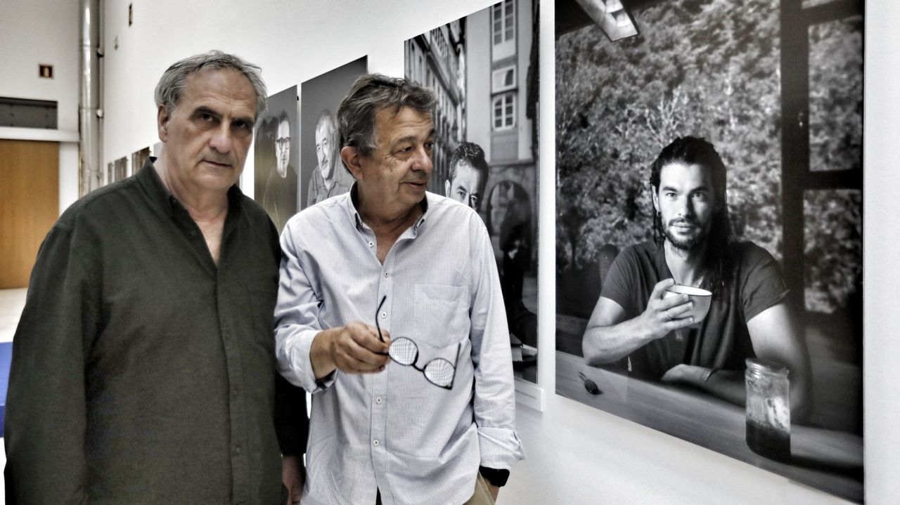 Los nuevos colores de la ciudad.O comisario da exposición, Xosé Enrique Acuña, e o fotógrafo Xulio Gil, na inauguración da mostra, ante o retrato do cineasta lugués Oliver Laxe.