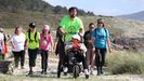 El padre de Daniela, Adrin Novo, empuja a la pequea en la andaina solidaria de Abellariza