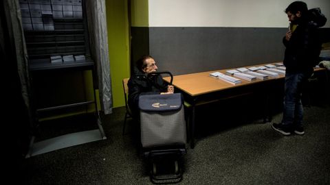 Dos personas esperan en la zona de papeletas del colegio Joan Mir de Barcelona