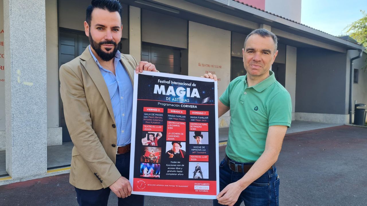 Por la izquierda, José Armas e Iván Fernández sujetan el cartel del festival