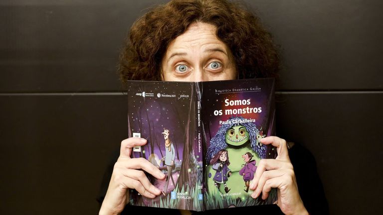 A escritora e narradora oral Paula Carballeira, autora de «Trece avisos. Contos para ler pola noite».