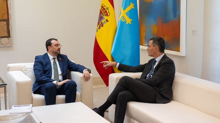 El presidente del Gobierno, Pedro Sánchez (d), durante su reunión con el presidente del Principado de Asturias, Adrián Barbón (i)