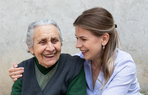Una anciana acompa�ada