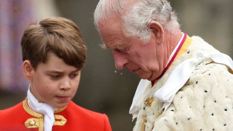 El rey Carlos y el príncipe Jorge durante la ceremonia de coronación en la Abadía de Westminster, en Londres.