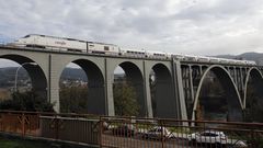 Los Alvia seguirn circulando por Galicia al estar la red interna de alta velocidad en ancho ibrico. En la imagen, un S-730 en el viaducto del Mio, en Ourense