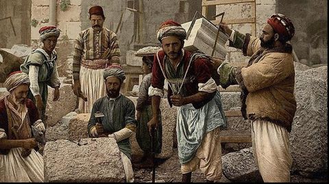 Una estampa de la vida cotidiana en Jerusaln, a finales del siglo XIX, en una fotografa coloreada que forma parte de la coleccin de la Librera del Congreso de Estados Unidos