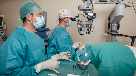 La microcirugía del glaucoma se puede asociar a la cirugía de cataratas.
