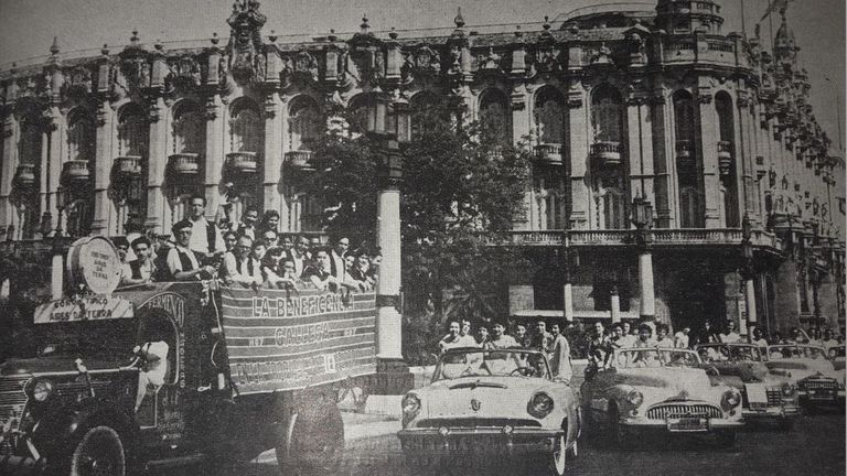 Celebración del Día de Galicia en 1959 en el Centro Gallego de La Habana, poco antes de ser incautado por Fidel Castro
