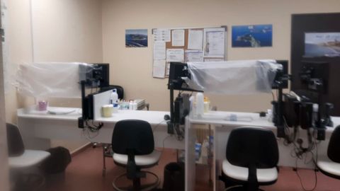 En Colmeiro han puesto papel celofn en la sala de extracciones para que las enfermeras estn separadas de los pacientes