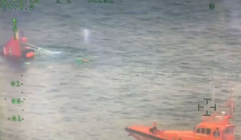 La Salvamair Altair (derecha) junto al Valencia Filgueira, en el momento de hundirse