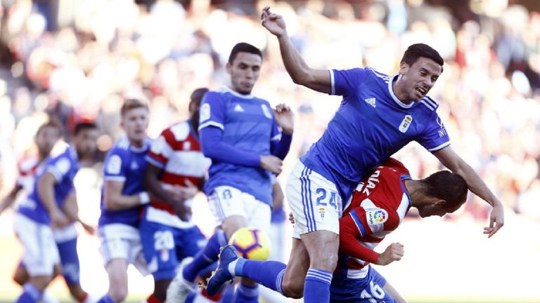 Javi Muñoz salta por un balón con Víctor Díaz