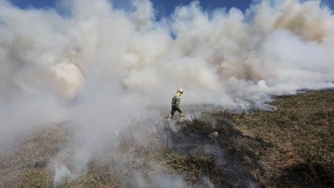 Las brigadas apagan un incendio forestal en el lmite entre Cervantes (Lugo) y Balboa (Len)