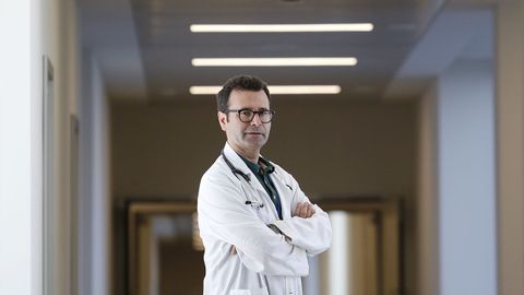 O xefe de servizo de medicina interna, Manuel Crespo Casal, no Hospital lvaro Cunqueiro nunha imaxe de arquivo