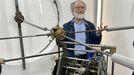 El relojero Francisco Armenteros repara el reloj del Concello de Ferrol