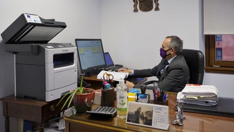 Martínez Quiroga trabajando en su despacho