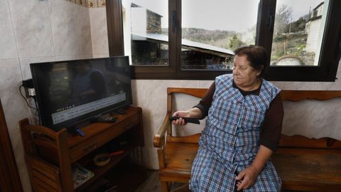 Emrita Pardo, vecina de la aldea de O Carballal, ante la pantalla de su televisor, que ya no puede sintonizar TVE-1
