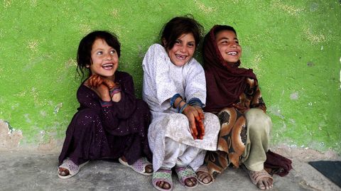 Varias nias afganas desplazadas posan para un fotgrafo en un refugio temporal de Kabul.