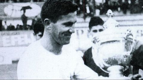 Cholo, durante su época de jugador del Pontevedra CF, recibiendo un trofeo