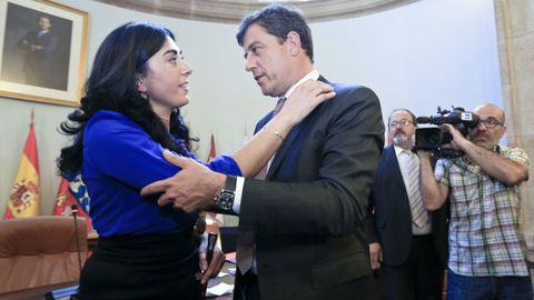 Imagen del 2015, cuando Besteiro saludó a Candia, elegida por sorpresa presidenta de la Diputación de Lugo