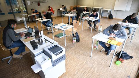 Alumnos asisten a clases de matemticas en un centro educativo alemn