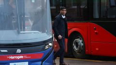 El primer ministro del Reino Unido, Rishi Sunak, de visita en un depósito de autobuses en Harrogate.