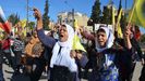 Partidarios del Partido de los Trabajadores del Kurdistán (PKK) y de las Fuerzas Democráticas Sirias (SDF) protestan contra los ataques turcos en el noreste de Siria