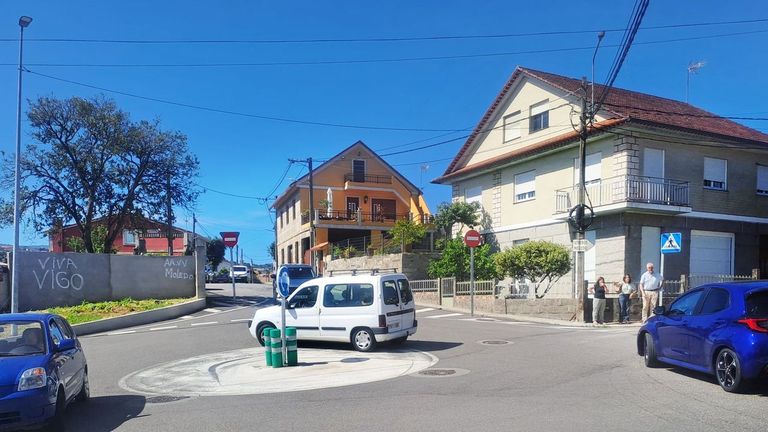 Miedo a los coches en la plaza de Moledo: «Pasan fogueteados»