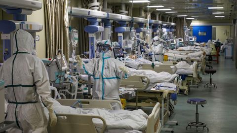 Personal médico atiende a pacientes enfermos de coronavirus en un hospital de Wuhan, el pasado 6 de febrero