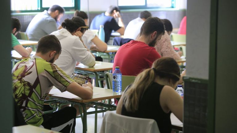 Las plazas de profesor sin cubrir abren el debate sobre el nivel de los opositores