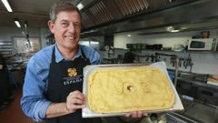 El candidato al Congreso de los Diputados del PSOE por Lugo, Jos Ramn Gmez Besteiro, cocina una empanada para La Voz de Galicia.