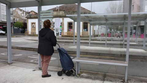 Una mujer consulta los servicios mínimo en la parada de Cavadelo, en Vilagarcía. No hay ningún servicio de autobuses entre las nueve de la mañana y las seis de la tarde 