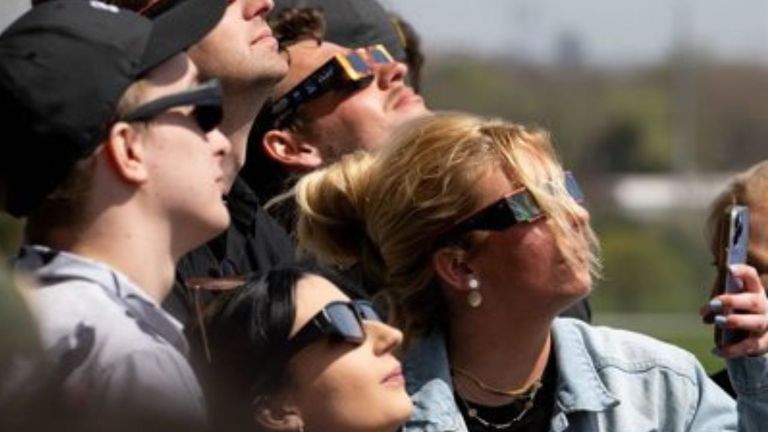 Todo lo que debes saber para ver el eclipse total de sol: «Con las gafas puestas podemos mirar hasta 25 segundos»