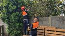 Voluntarios de Protección Civil de Valdoviño colocan trampas, en una imagen de archivo