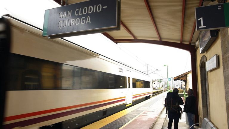 Los viajeros fueron transbordados a un autobús en San Clodio, en Quiroga (Lugo)