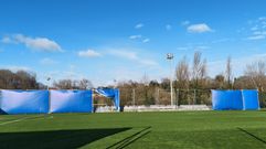 Las lonas del campo n�4 de El Requex�n, afectadas por el viento