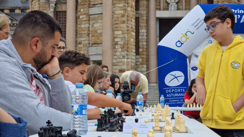 Faustino Oro durante la exhibicin de ajedrez realizada en la Universidad Laboral de Gijn
